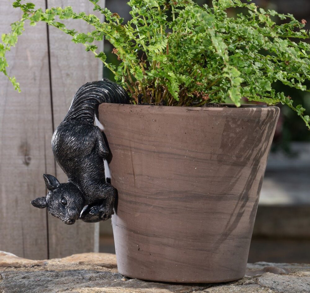 Red Squirrel Plant Pot Hanger - Image 4